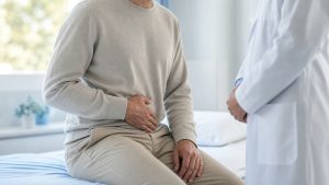 Patient en convalescence dans une chambre d’hôpital moderne, accompagné discrètement par un soignant après une intervention urologique